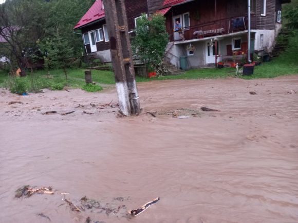 FOTO VIDEO În ultimele 12 ore au fost inundate si afectate mai multe gospodării și străzi din zona Bran – Moieciu