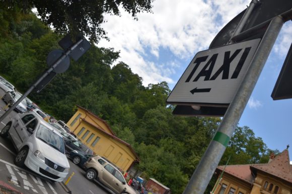 Primăria Brașov a pus în dezbatere publică regulamentul pentru taximetrie. Taxiuri verzi sau Euro 6, plata cu cardul și sistem GPS – condiții obligatorii pentru cei care vor să desfășoare această activitate