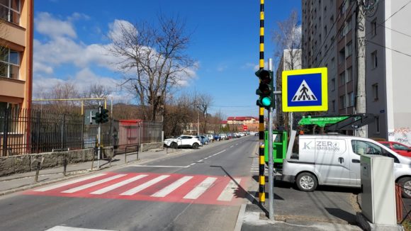 Primăria Brașov a montat semafor la trecerea de pietoni de pe str. Prunului, în fața școlii Gimnaziale nr. 9