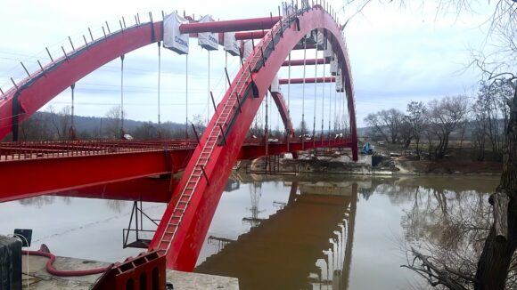 Stadiul lucrărilor de construcţie a podului rutier situat pe DJ 105 în comuna Voila