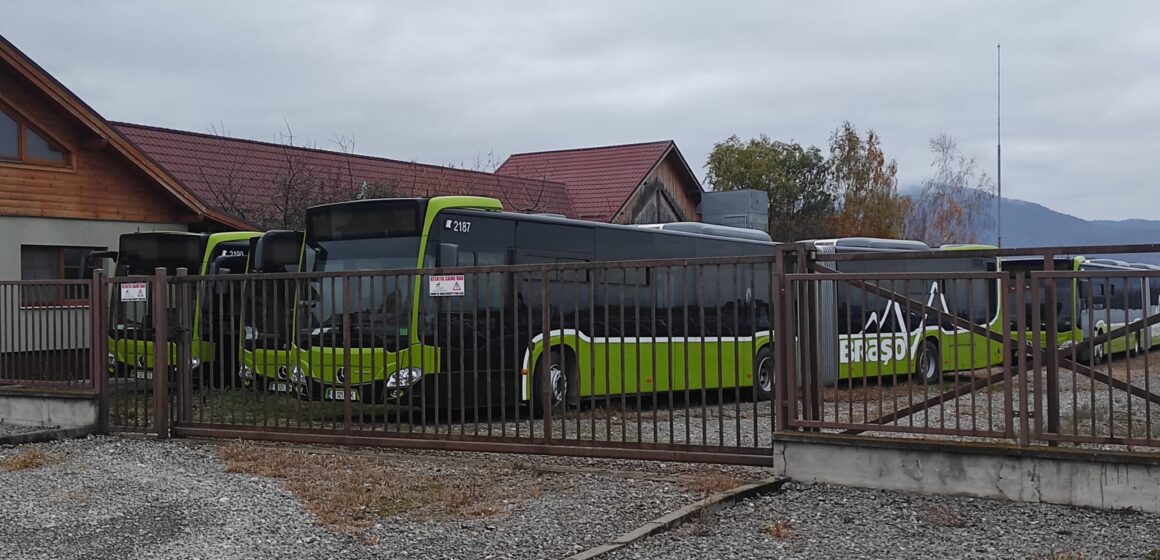 Autobuzele Mercedes Hibrid puse în circulație după ce au stat 6 luni în curtea unei societăți din Săcele