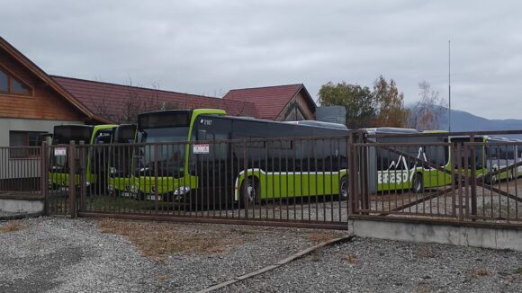 Autobuzele Mercedes Hibrid puse în circulație după ce au stat 6 luni în curtea unei societăți din Săcele