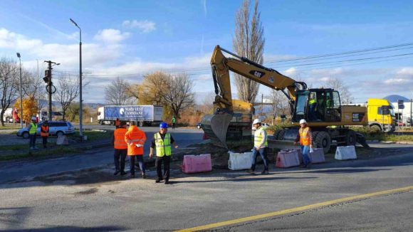 VIDEO Intersecția de pe DN 73 din Râșnov cu drumurile spre Zărnești – Bran – Poiana Brașov va fi amenajată cu sens giratoriu provizoriu