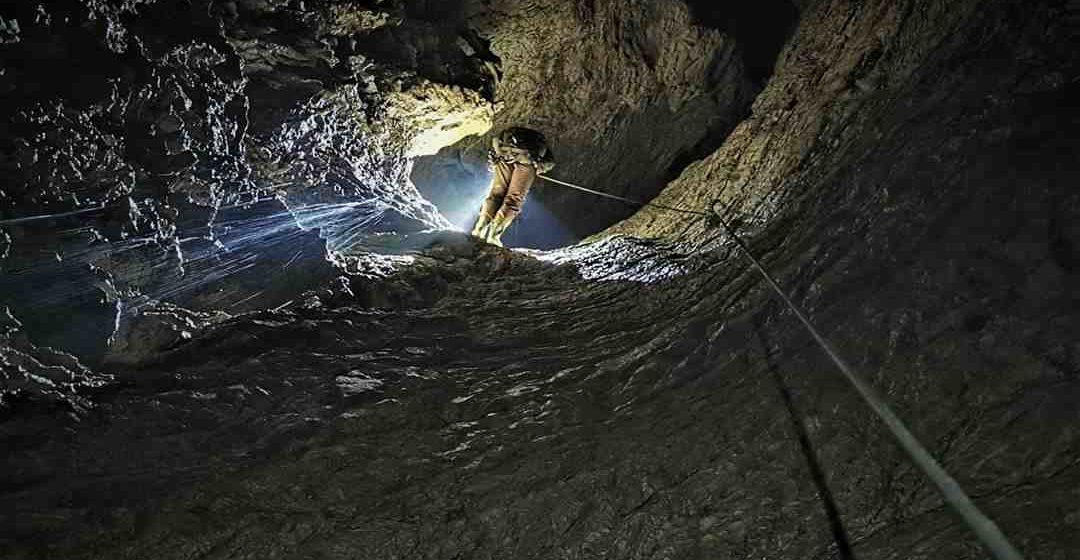 Avenul de sub Vârful Grind, cea mai adâncă peșteră din România