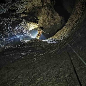 Avenul de sub Vârful Grind, cea mai adâncă peșteră din România