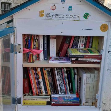 Sânpetru are o mini-bibliotecă Little Free Library și funcționează pe modelul „ia o carte, lasă o carte”