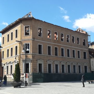 FOTO Încă o mansardare neautorizată în centrul istoric al Brașovului