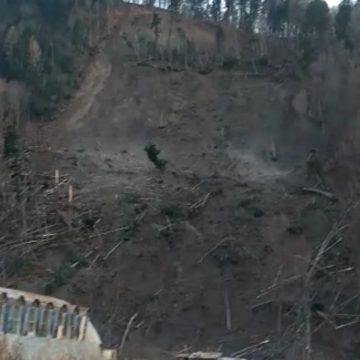 VIDEO Alunecare de teren în Azuga. Aproximativ 150 de persoane evacuate