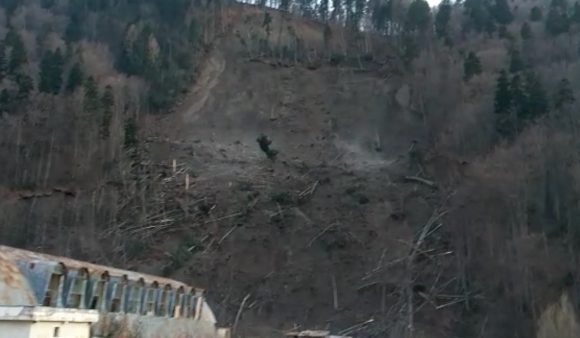 VIDEO Alunecare de teren în Azuga. Aproximativ 150 de persoane evacuate