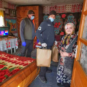 VIDEO FOTO 500 de vârstnici din sud-estul munților Făgăraș primesc sprijin de la Fundația Carpathia în contextul pandemiei de Covid-19