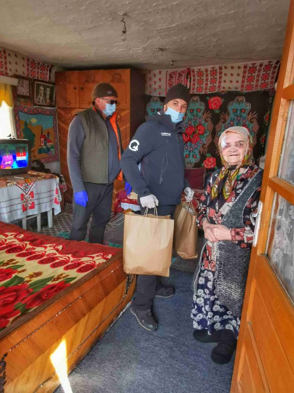 VIDEO FOTO 500 de vârstnici din sud-estul munților Făgăraș primesc sprijin de la Fundația Carpathia în contextul pandemiei de Covid-19