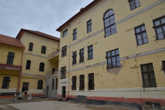 FOTO Primăria Brașov promite că lucrările la Colegiul Unirea vor fi gata până la 1 septembrie