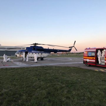 VIDEO FOTO Trei pacienți Covid din Brașov au fost transportați cu elicopterul pentru a nu fi ocupate toate cele 15 paturi ATI de la Județean. În timpul zborului, o pacientă a decedat