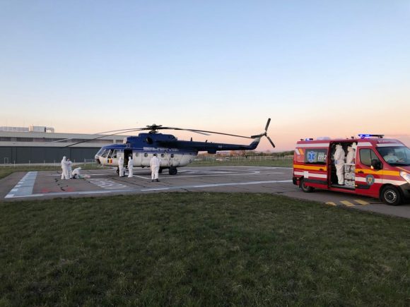 VIDEO FOTO Trei pacienți Covid din Brașov au fost transportați cu elicopterul pentru a nu fi ocupate toate cele 15 paturi ATI de la Județean. În timpul zborului, o pacientă a decedat
