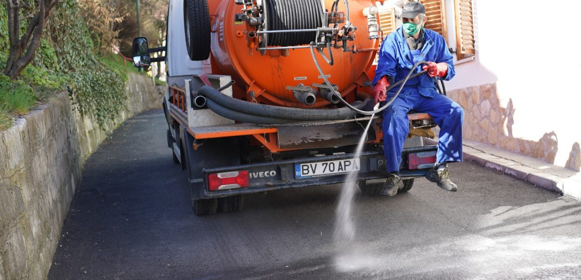 VIDEO Compania Apa spală străzile din Șchei