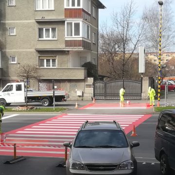 FOTO Pe timp de criză Primăria Brașov vopsește treceri de pietoni chiar dacă nu e nevoie