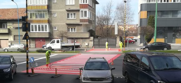 FOTO Pe timp de criză Primăria Brașov vopsește treceri de pietoni chiar dacă nu e nevoie