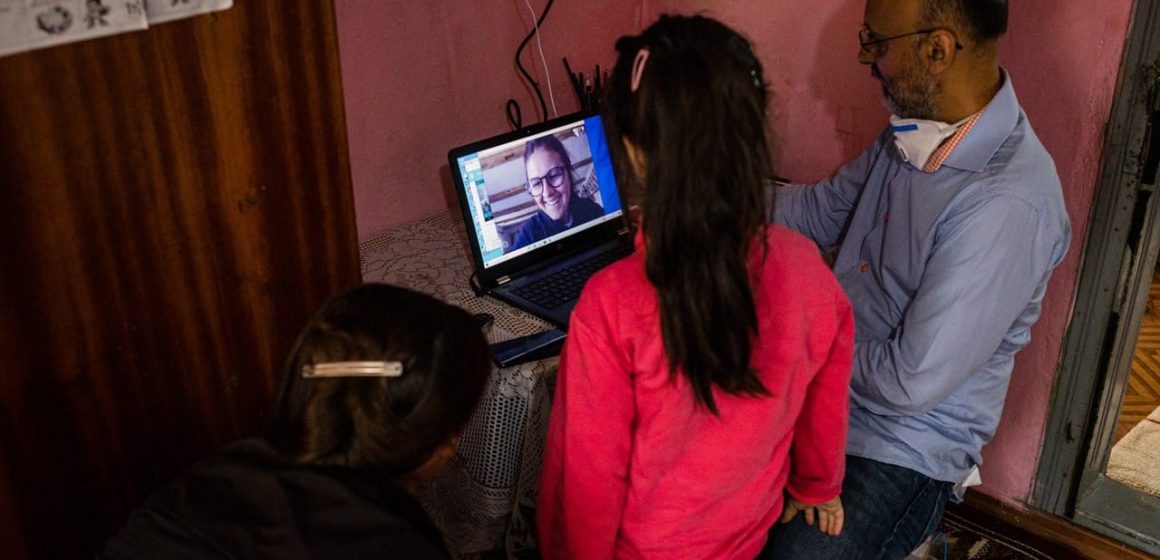 VIDEO FOTO Campanie de sprijinire a educației copiilor. Fundația Conservation Carpathia a distribuit 28 de calculatoare pentru copii din Nucșoara, județul Argeș