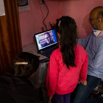 VIDEO FOTO Campanie de sprijinire a educației copiilor. Fundația Conservation Carpathia a distribuit 28 de calculatoare pentru copii din Nucșoara, județul Argeș