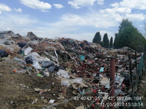 VIDEO FOTO Groapă de gunoi în curtea unei biserici din Brașov