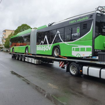 FOTO Primul troleibuz Solaris din lotul de 26 a ajuns astăzi la Brașov, restul vin până la finalul lunii iulie. Nu a fost anunțată încă data la care vor intra în circulație