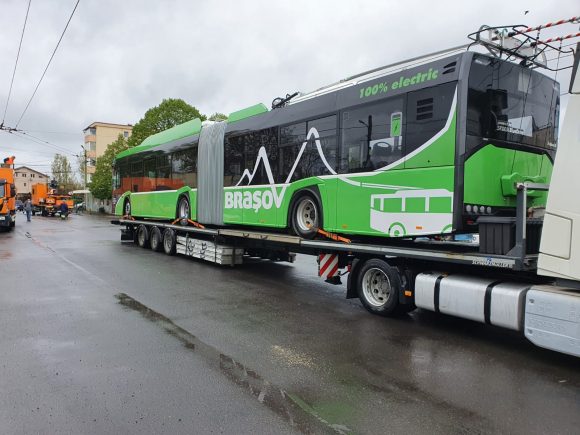 FOTO Primul troleibuz Solaris din lotul de 26 a ajuns astăzi la Brașov, restul vin până la finalul lunii iulie. Nu a fost anunțată încă data la care vor intra în circulație