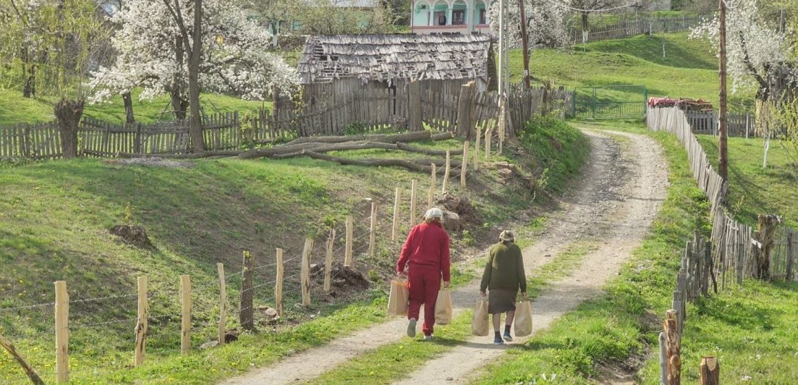 4.600 de pachete timp de 8 săptămâni pentru vârstnicii din sud-estul Munților Făgăraș