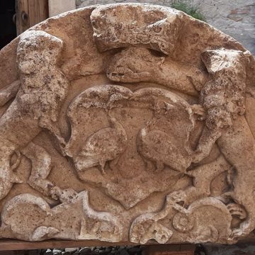 Descoperire arheologică în Cetatea Făgărașului, un blazon de piatră ce a aparținut principelui Gabriel Bethlen