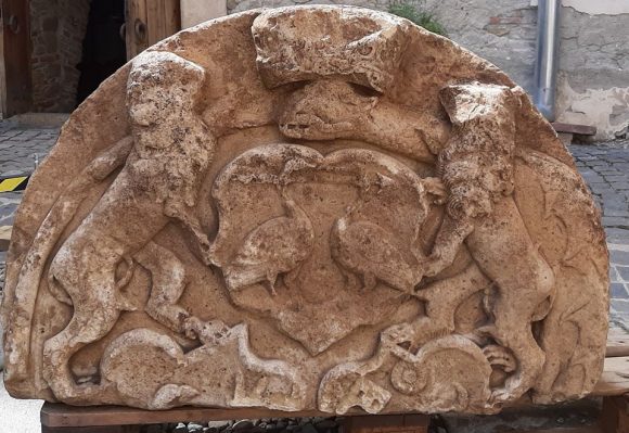 Descoperire arheologică în Cetatea Făgărașului, un blazon de piatră ce a aparținut principelui Gabriel Bethlen
