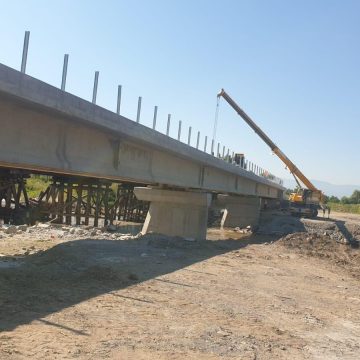 Lucrările de construcție a noului pod peste râul Olt, situat pe drumul județean DJ 131P Șercaia (DN1) – Hălmeag avansează conform graficului de execuție