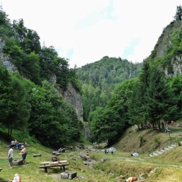 Se redeschid locurile de picnic și cele pentru jocurile colective şi de societate din spaţiile publice de relaxare din Municipiul Braşov