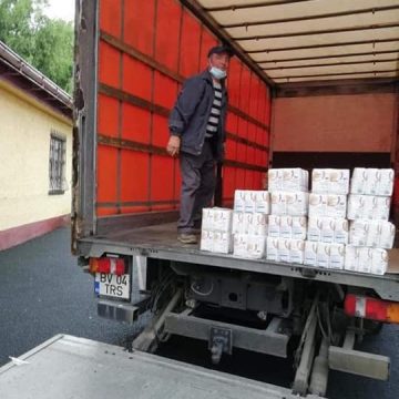 #LOCALE2020 | PRO România Brașov – La Ghimbav pachetele de Paște și Crăciun sunt distribuite zilele acestea cu un camion aparținând firmei candidatului PNL la Primăria Ghimbav
