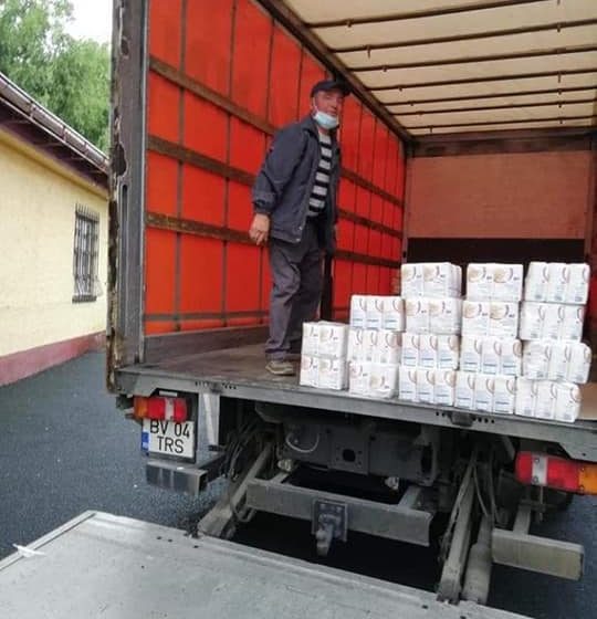 #LOCALE2020 | PRO România Brașov – La Ghimbav pachetele de Paște și Crăciun sunt distribuite zilele acestea cu un camion aparținând firmei candidatului PNL la Primăria Ghimbav