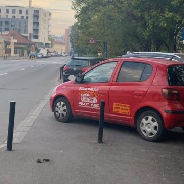 #PastilaZilei | Trotuar blocat de mașini parcate neregulamentar pe strada Mihai Viteazul