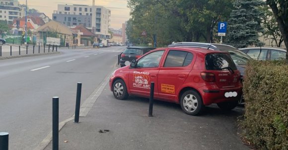 #PastilaZilei | Trotuar blocat de mașini parcate neregulamentar pe strada Mihai Viteazul