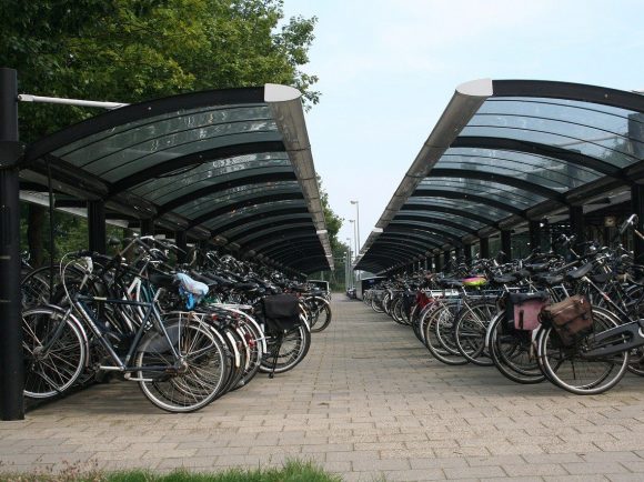 O nouă lege instituie obligativitatea montării a minimum 10 locuri de parcare pentru biciclete la instituții publice, unități de învățământ, piețe, autogări și gări