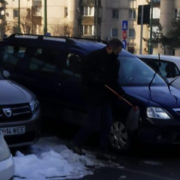 #PastilaZilei | Autoturism aparținând CAS Brașov spălat cu mopul în parcarea din fața instituției