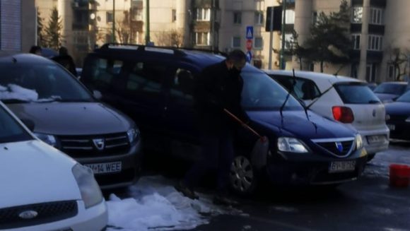 #PastilaZilei | Autoturism aparținând CAS Brașov spălat cu mopul în parcarea din fața instituției
