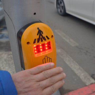 Primăria Brașov anunță semaforizarea a 8 treceri de pietoni și realizarea de iluminare suplimentară pentru alte 14 treceri de pietoni