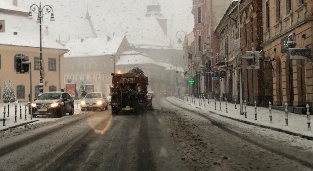 Primăria Brașov a luat decizia sancționării firmei de deszăpezire din cauza întârzierii intervenției