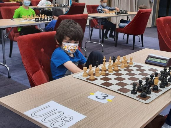 Vladimir Sofronie este campion național la șah clasic la vârsta de 8 ani. Comunitatea brașoveană este invitată să susțină financiar costurile de deplasare la Campionatele Europene Școlare din Grecia