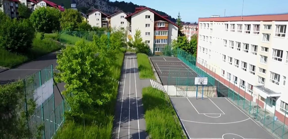 Un pas mai aproape pentru deschiderea curților școlilor. Consiliul Local Brașov a aprobat Regulamentul de implementare  a proiectului „Fără lacăte pe curtea școlii”