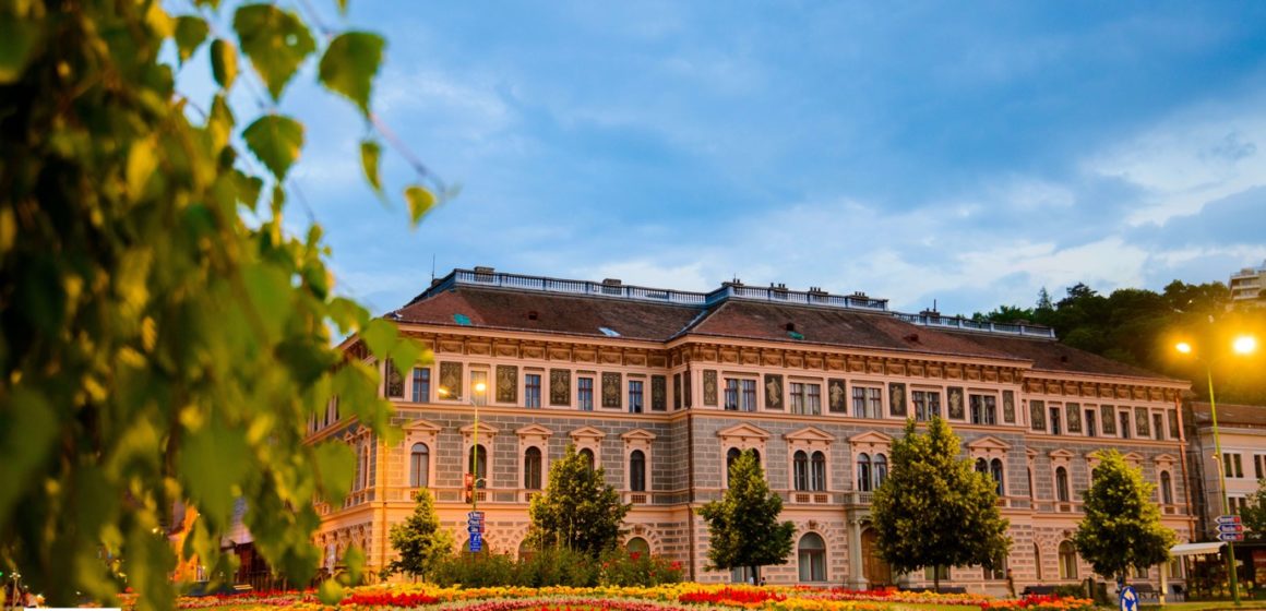 10.812 dosare depuse (cele mai multe din ultimii 10 ani) pentru admiterea la Universitatea Transilvania din Brașov
