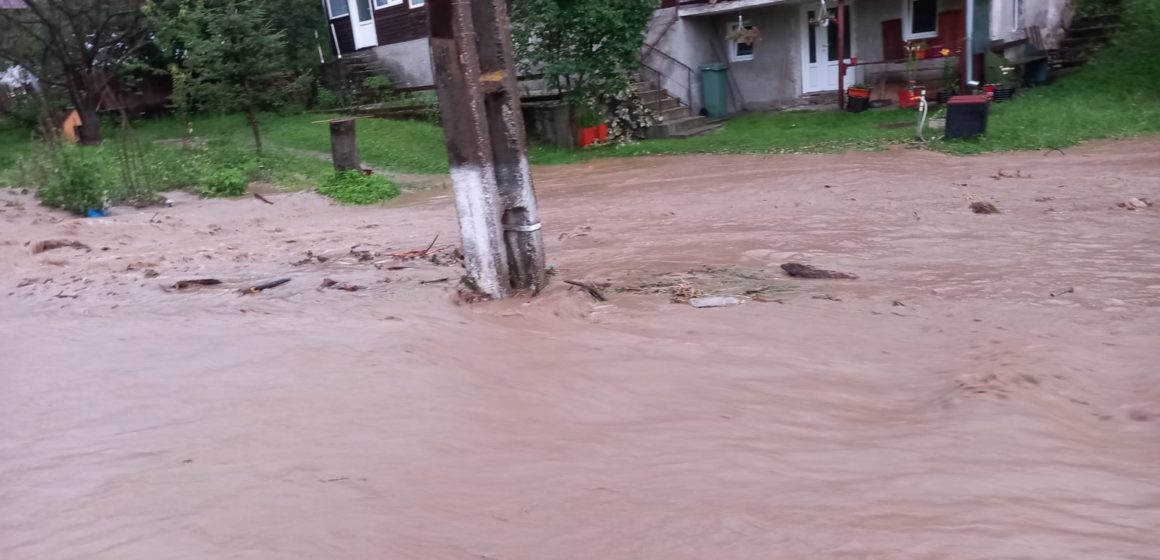 FOTO VIDEO În ultimele 12 ore au fost inundate si afectate mai multe gospodării și străzi din zona Bran – Moieciu