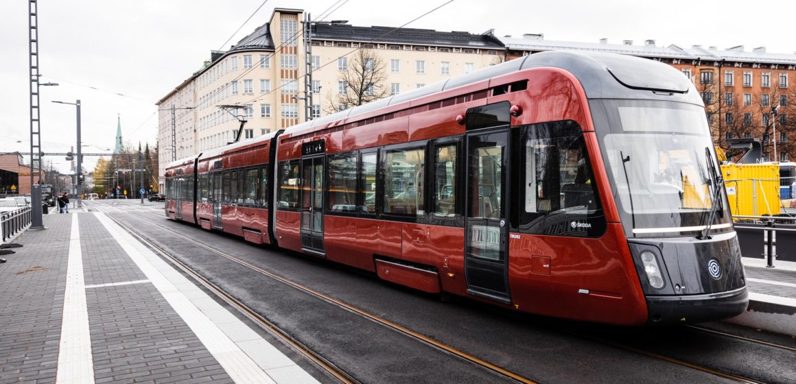 În timp ce stăteam înghesuit și fără aer condiționat într-un autobuz mic pe linia 5, citeam despre tramvaiul din Tampere