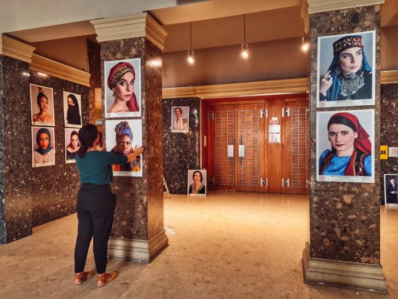 Expoziție de fotografie interactivă – „Women from different cultures through the eyes of make-up” –  un proiect cu și despre femei din diferite culturi tradiționale