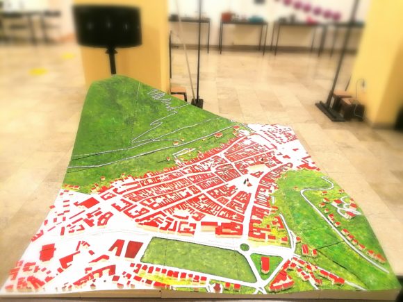 De Ziua Internațională a Persoanelor cu Dizabilități a fost inaugurată prima hartă tactilă 3D a centrului orașului Brașov
