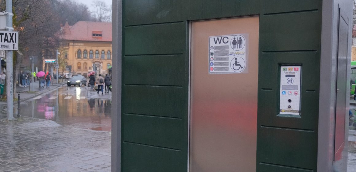 Brașovul testează prima toaletă automată, cu sistem de autocurățare