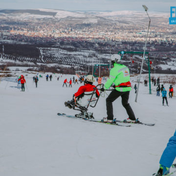 Primii monitori de schi cu dizabilități motorii din România  vor învăța alte persoane cu dizabilități să schieze la Poiana Brașov