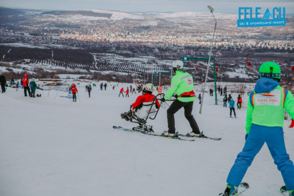 Primii monitori de schi cu dizabilități motorii din România  vor învăța alte persoane cu dizabilități să schieze la Poiana Brașov